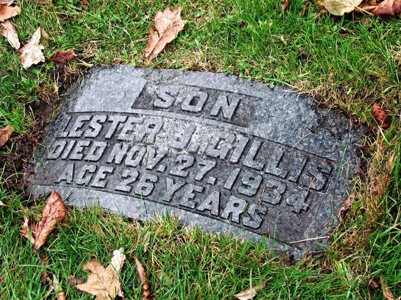 Лестер Джозеф Гиллис был  застрелен агентами ФБР и похоронен на кладбище «Saint Joseph’s Cemetery» в городе Ривер-гроу, штат Иллинойс, США, позже рядом с ним была похоронена его жена — Хелен.
