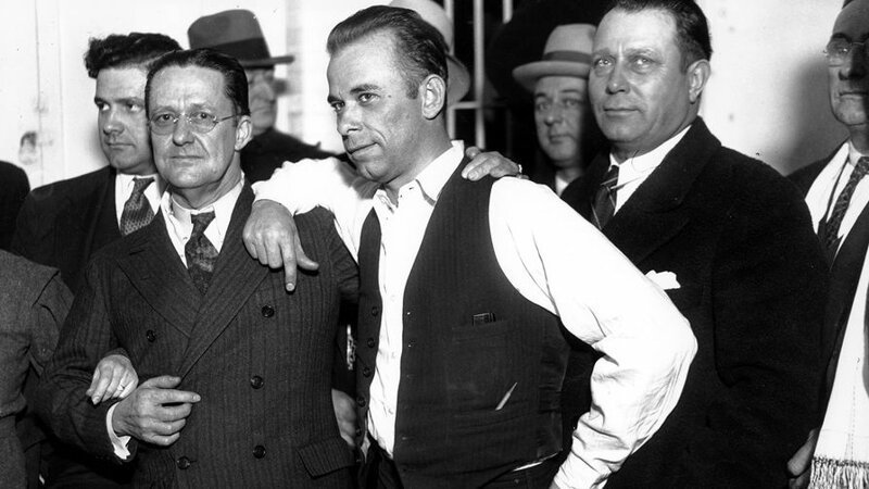 Джон Герберт Диллинджер  (в центре) — американский преступник первой половины 1930-х годов, грабитель банков, враг общества номер 1 по классификации ФБР