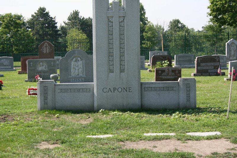 Место захоронения: Кладбище Маунт Кармел, Хилсайд, Иллинойс, США