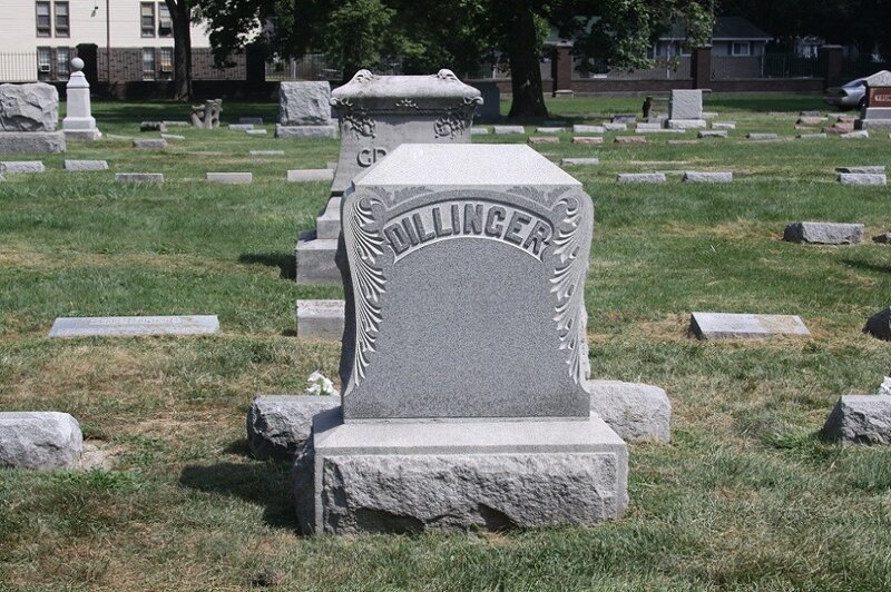 Застрелен агентами ФБР и похоронен на кладбище  Краун Хилл Фунерал Хоум энд Семетери, Индианаполис, Индиана, США