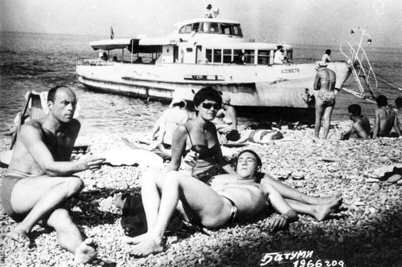 Станислав Говорухин, Владимир Высоцкий и Ирина Шалаева в г.Батуми. Фото 1966 года