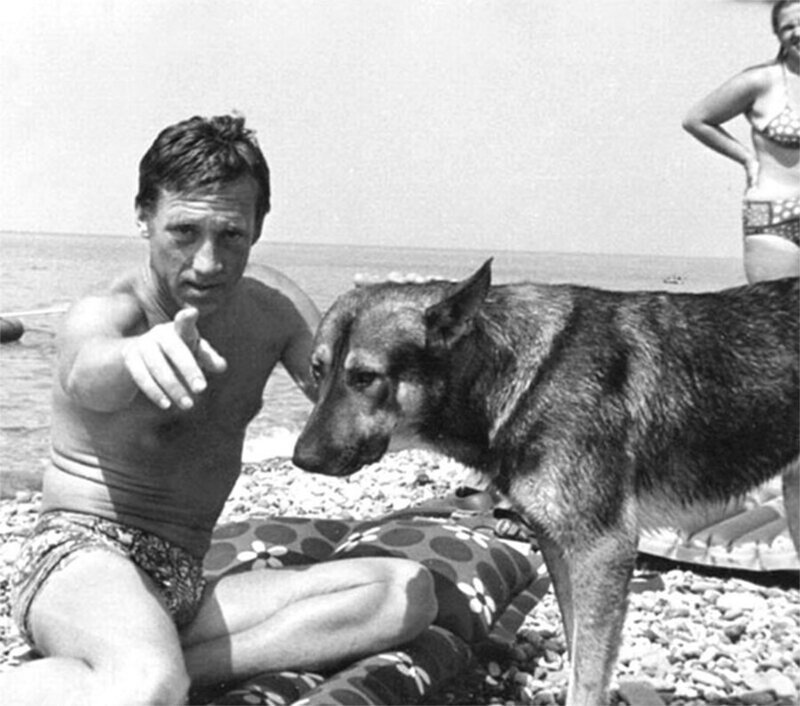 Владимир Высоцкий на пляже г. Пицунда. 1973 год