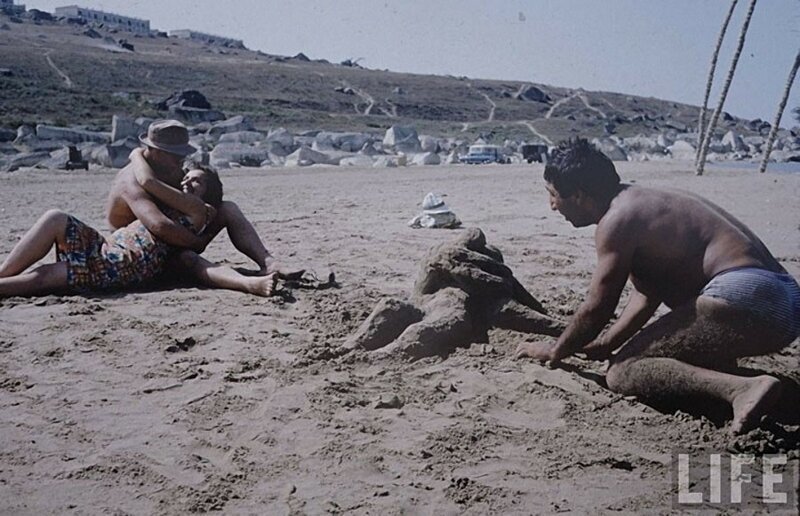 Фрунзик Мкртчян изготавливает скульптуру из песка с натуры. 1965 год. Фото Дмитрия Кесселя / Фотоархив журнала "Life"