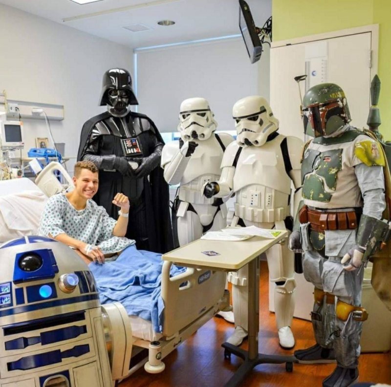 Персонажи "Звездных войн" навестили пациентов