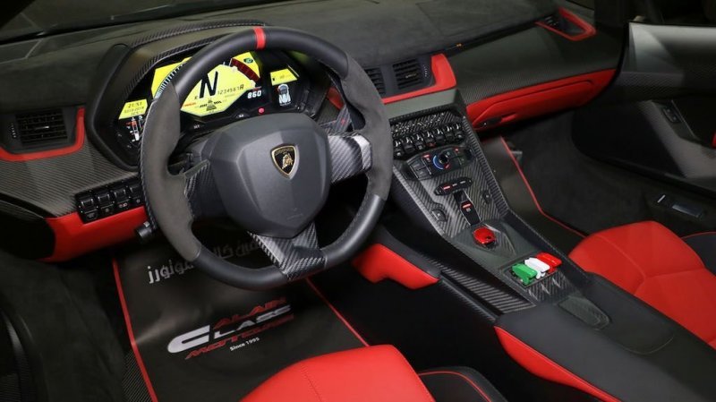 На продажу выставили один из девяти выпущенных родстеров Lamborghini Veneno