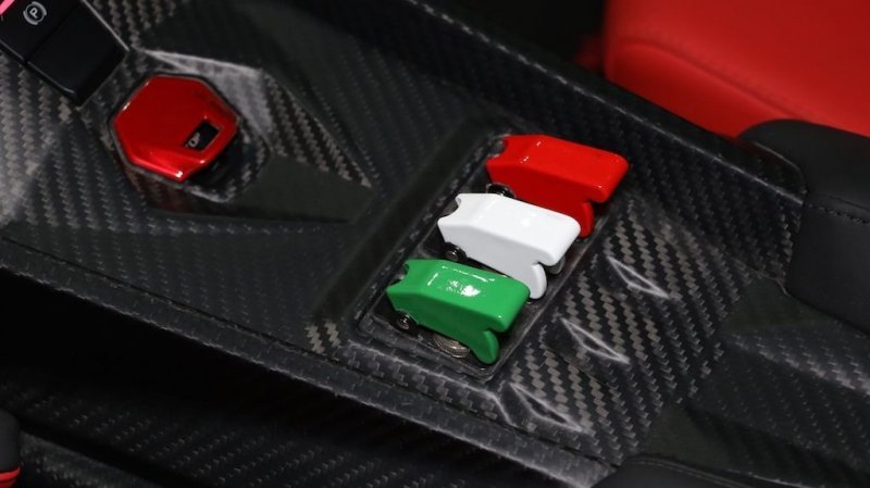 На продажу выставили один из девяти выпущенных родстеров Lamborghini Veneno