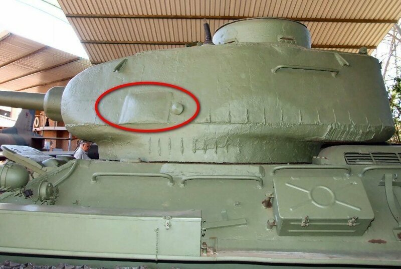 Почему на одних башнях танка Т-34-85 с левой стороны имеется прямоугольный отлив, а на других его не