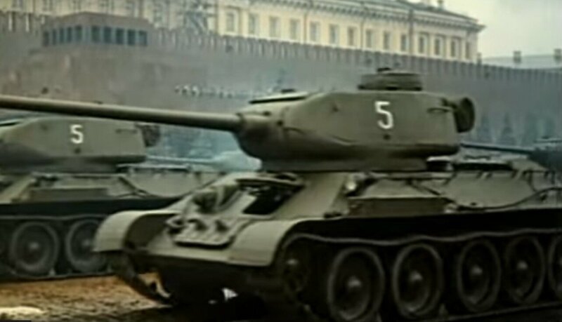 Почему на одних башнях танка Т-34-85 с левой стороны имеется прямоугольный отлив, а на других его не