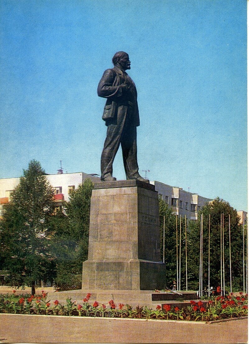 Памятник В. И. Ленину. 1958г. Скульптор Д. Б. Рябичев. Архитектор А. Н. Душкин.