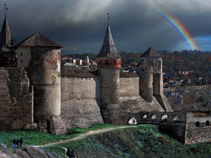 Старый замок после грозы с Ze радугой над Каменец-Подольском  в Украине, XIV-XVIII вв.