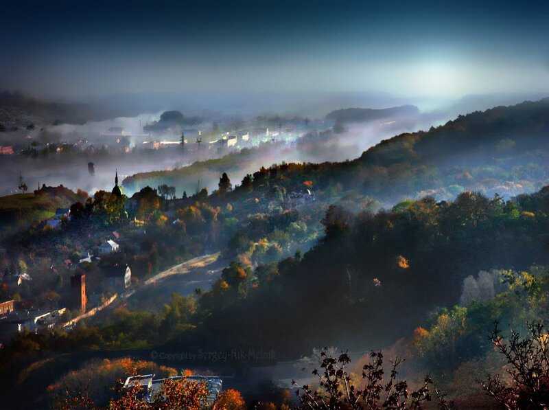 Живописно-туманный вид с замковой горы на рассвете в Ze Львове.  ...Листья жгут в сентябре...