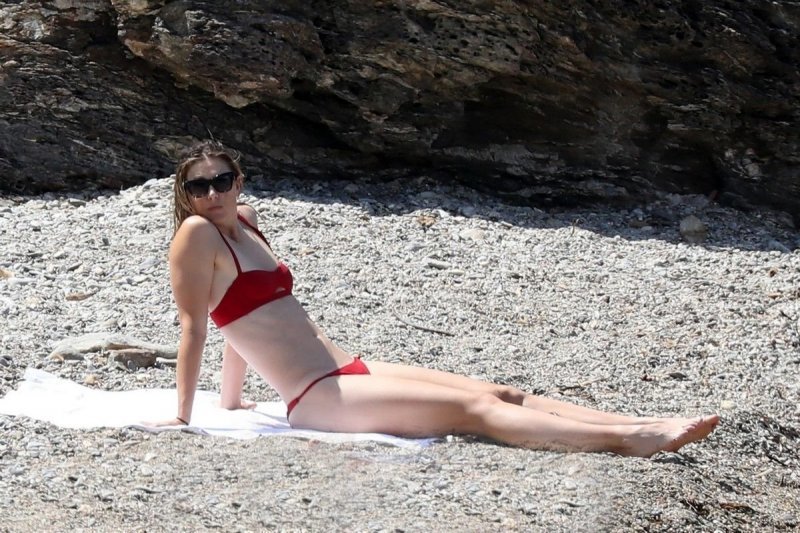 Мария Шарапова отдыхает на пляже в Италии