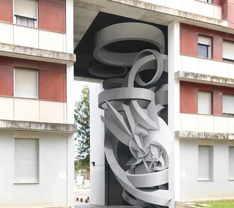 Художник из Италии с помощью кисточек и красок перестраивает здания