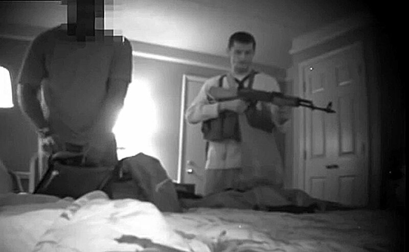 Агент ФБР под прикрытием продает оружие мужчине, который планировал устроить массовую бойню в штате Флорида. Тампа, Флорида, США, 7 января 2012 года