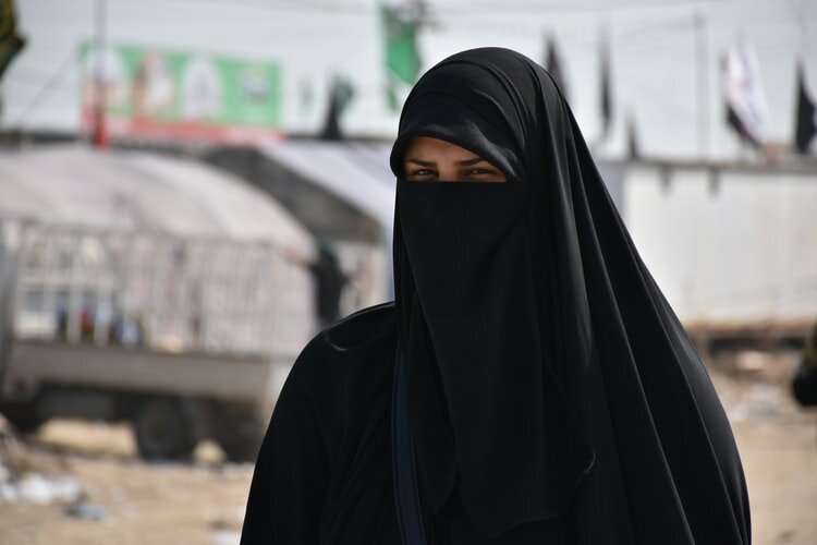 Почему арабские женщины носят черную одежду?