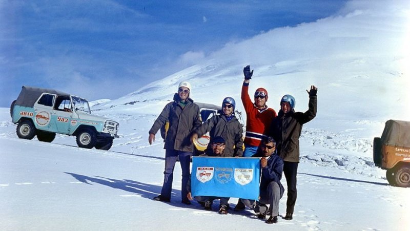 Только вверх, только вперед: как "уазики" поставили мировой рекорд по альпинизму