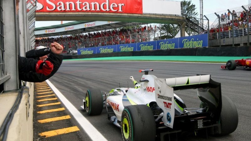 Дженсон Баттон пересекает финишную линию на Гран При Бразилии ’09, завоевывая чемпионский титул.