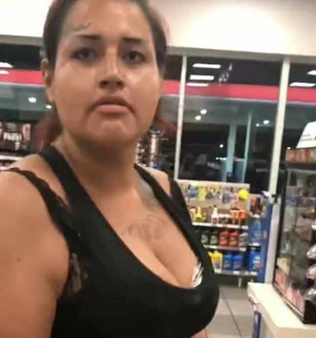 Босая женщина (на кадре) отчаянно пытается понять, почему ее кредитная карта не действует в магазине 7-Eleven в Сан-Антонио, штат Техас