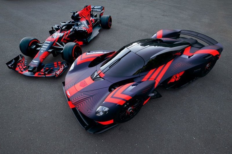 Aston Martin Valkyrie, разработанный в сотрудничестве с Red Bull Racing, впервые появился на публике