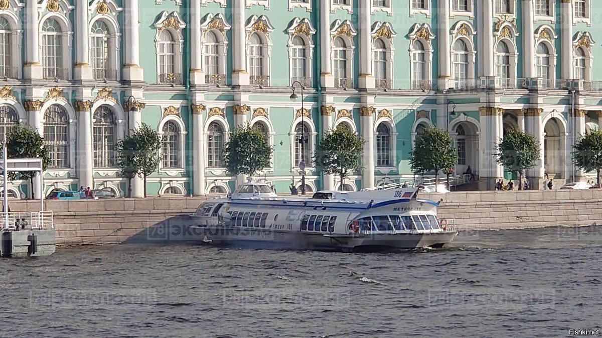 Метеор до эрмитажа. Метеор СПБ Пристань. Петергоф Эрмитаж Метеор. Дворцовая Пристань Санкт-Петербург. Дворцовая набережная СПБ.