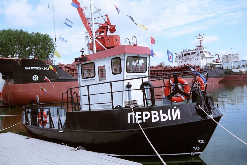 В Калининградской области заказчику передали рыболовный бот нового проекта