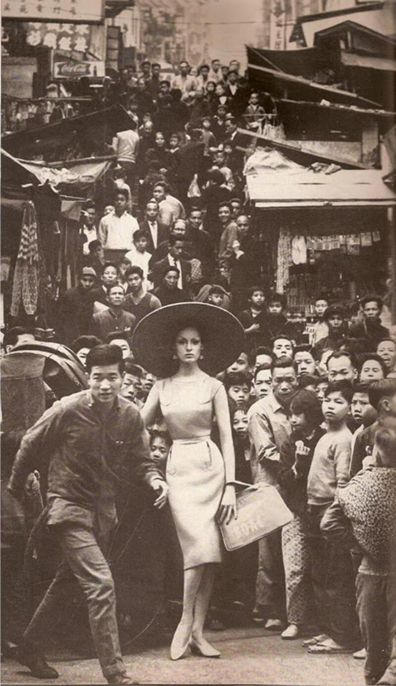 Модель журнала «Harper's Bazaar» Антониа, Гонконг, Китай, 1962 год. Фотограф: Франческо Скавулло