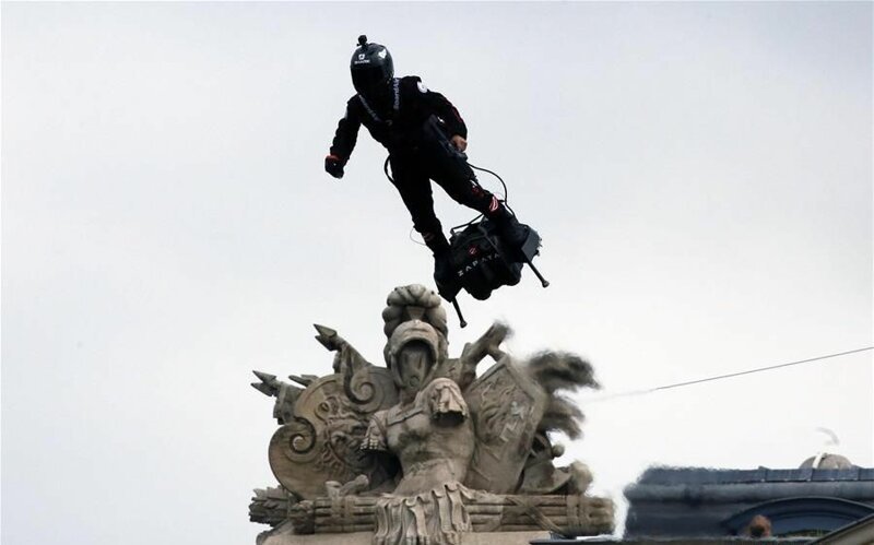 Французский изобретатель пролетел на реактивной доске над войсками во время парада