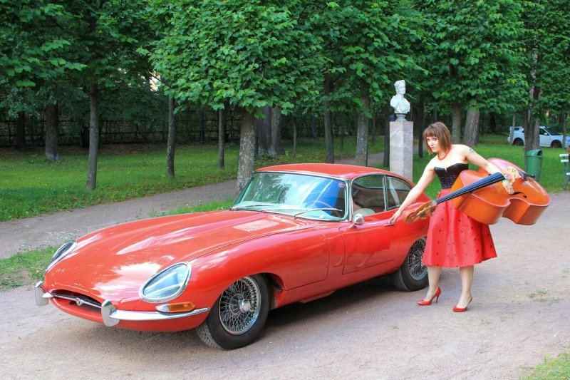 Гуру контрабаса и певица Нина Гарнет и Jaguar E-Type