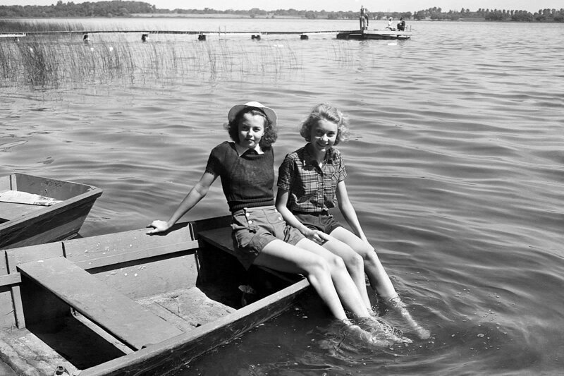Девушки отдыхают на озере Вайнона в летнем лагере YMCA в Индиане, 1940 г.