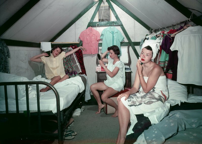 Ученицы колледжа в своей палатке в трудовом лагере Карри. Национальный парк Йосемити, июль 1955 г.