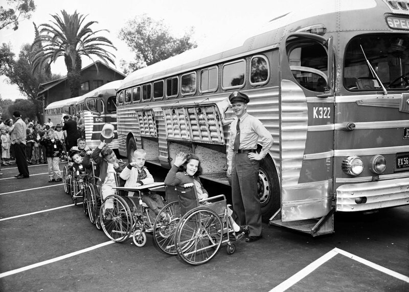 Лос-анджелесские дети в инвалидных колясках готовятся к отъезду в летний лагерь, 11 июля 1955 года