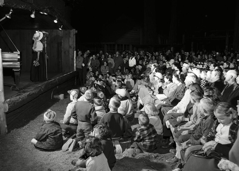 Общее собрание детей, родителей и сотрудников лагеря Карри в национальном парке Йосемити, 1952 г.