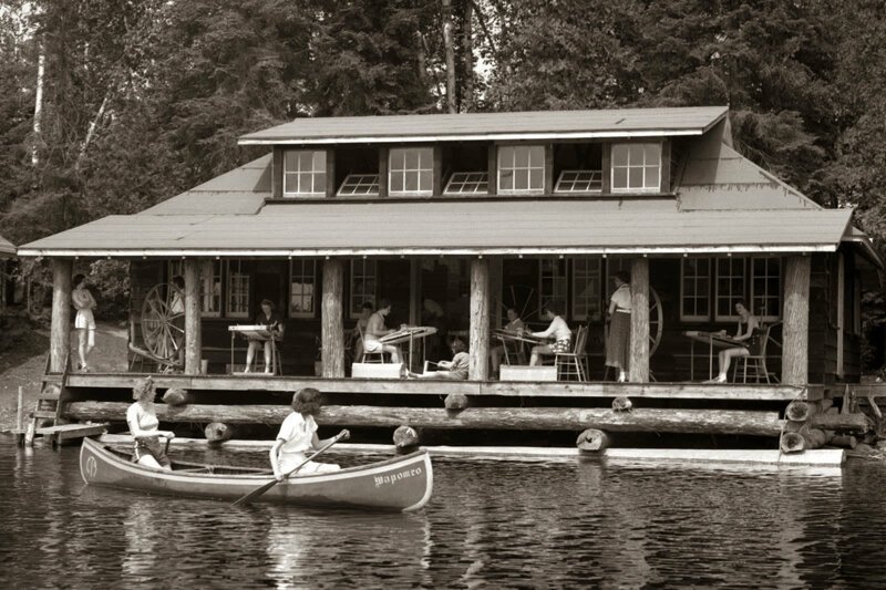 Это лодочная станция и лагерь для отдыха в Онтарио (Канада). Не совсем детский и не совсем в США, но снимок того же времени - примерно 1950 г.