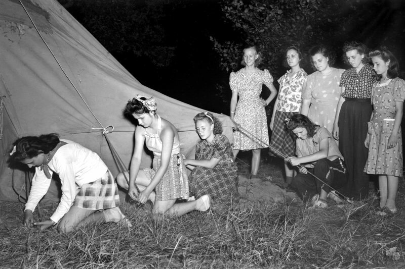 Девочки-подростки устанавливают палатку, 1946 г.