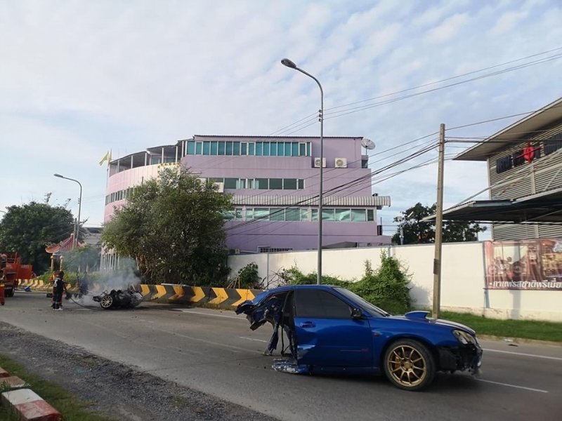 Везение из Таиланда: Subaru развалился пополам в результате столкновения с отбойником