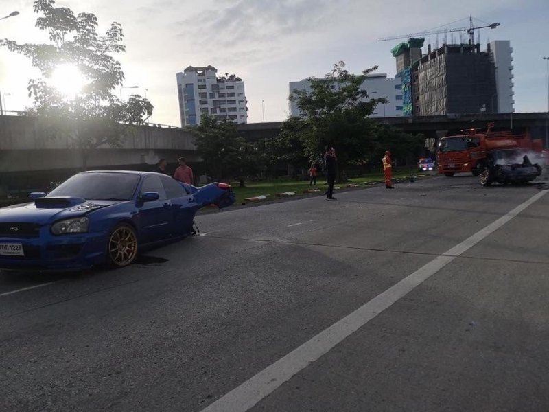 Везение из Таиланда: Subaru развалился пополам в результате столкновения с отбойником