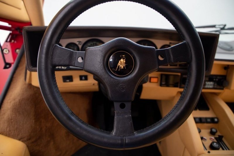 Lamborghini Countach 1984 года, принадлежавшая автогонщику Марио Андретти, выставлена ​​на продажу