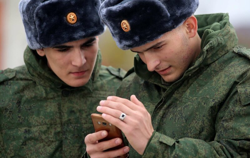 Почему в армии запрещены телефоны?