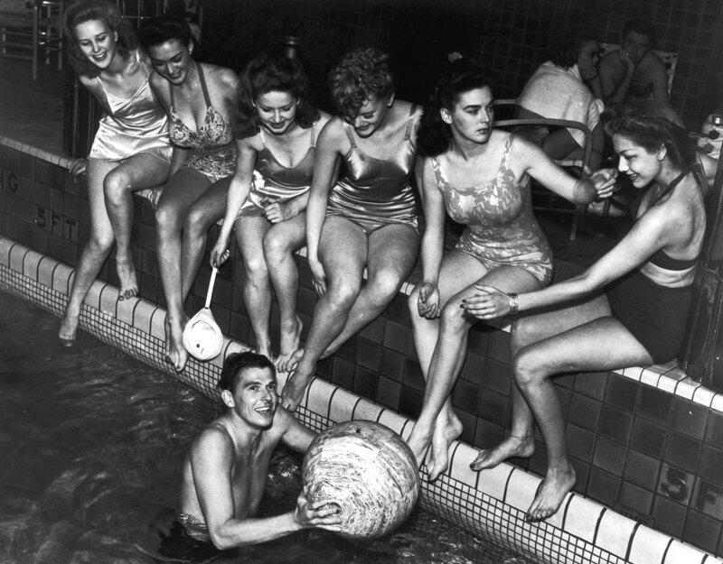 Молодой Рональд Рейган наслаждается компанией дам, 1940