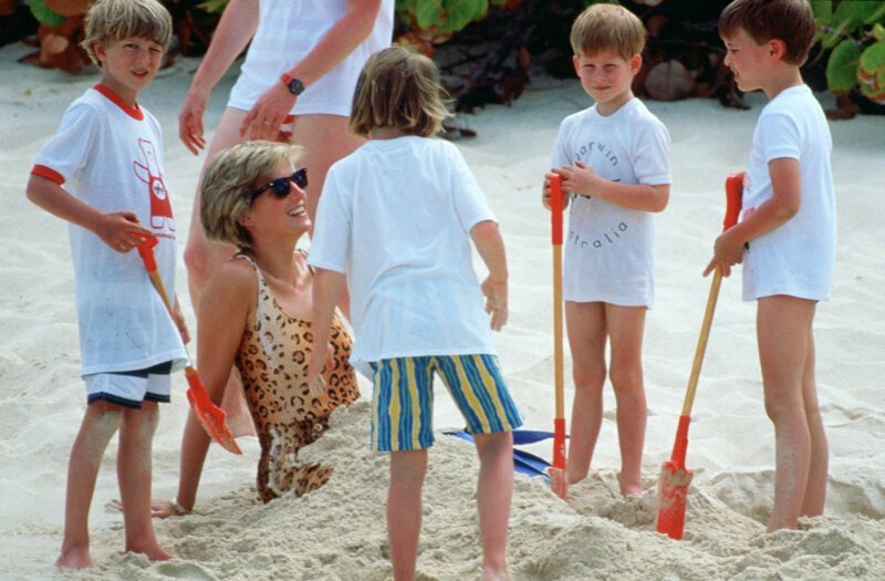 И наконец, принцесса Диана, играющая в песке с принцем Уильямом, принцем Гарри и их друзьями детства, 1990 год