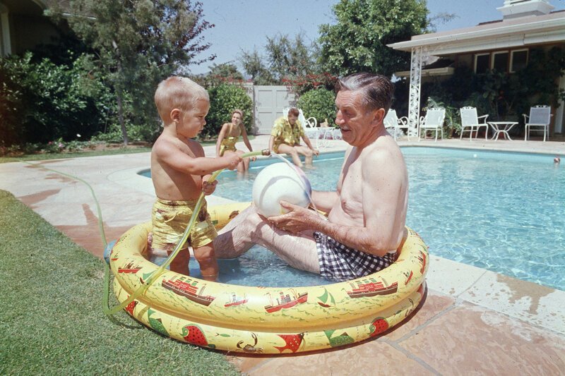 Уолт Дисней со своим внуком в детском бассейне, примерно 1955 год