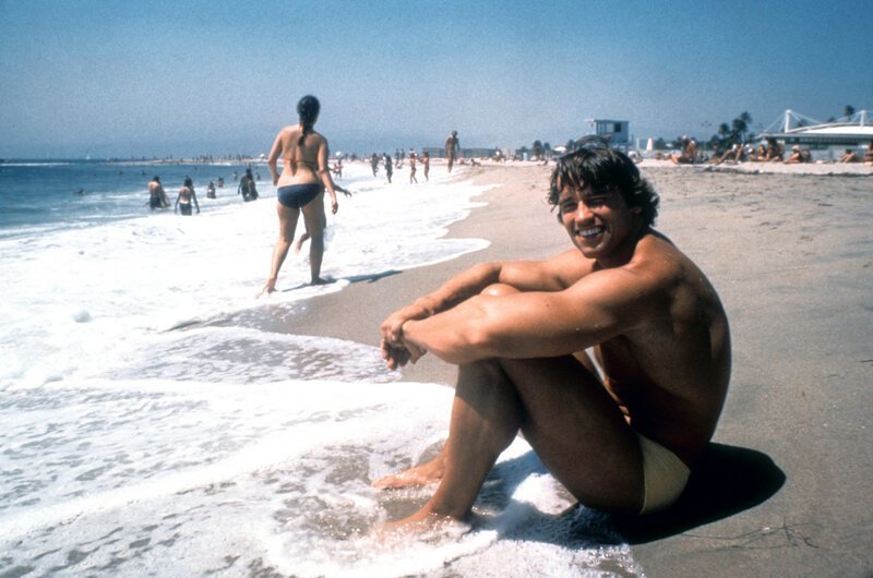 Молодой Арнольд Шварценеггер, наслаждающийся солнцем Лос-Анджелеса, 1977 год