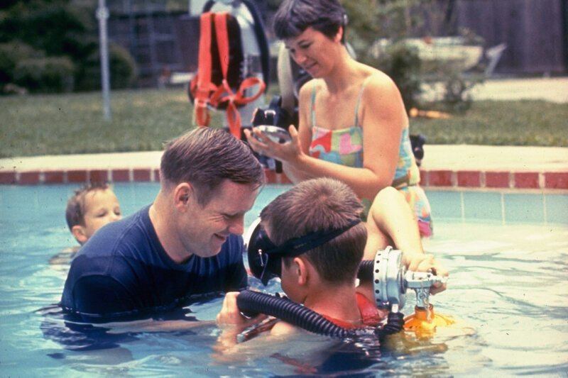 Астронавт Нил Армстронг учит своих детей подводному плаванию в семейном бассейне, 1969