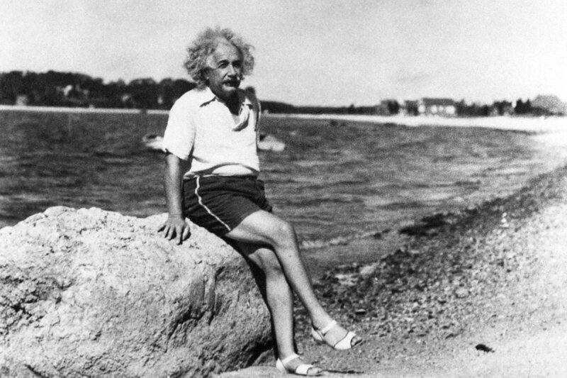 На этой редкой недатированной фотографии можно видеть знаменитого физика-теоретика Альберта Эйнштейна в модных босоножках