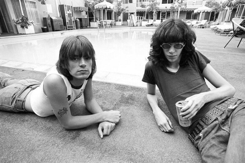 Панк-рок-группа Ramones, выбравшая для отдыха возле бассейна джинсы и пиво, 1977