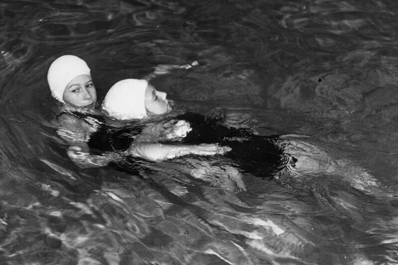 Королева Елизавета II практикует спасение утопающих в качестве молодой принцессы, 1939 год