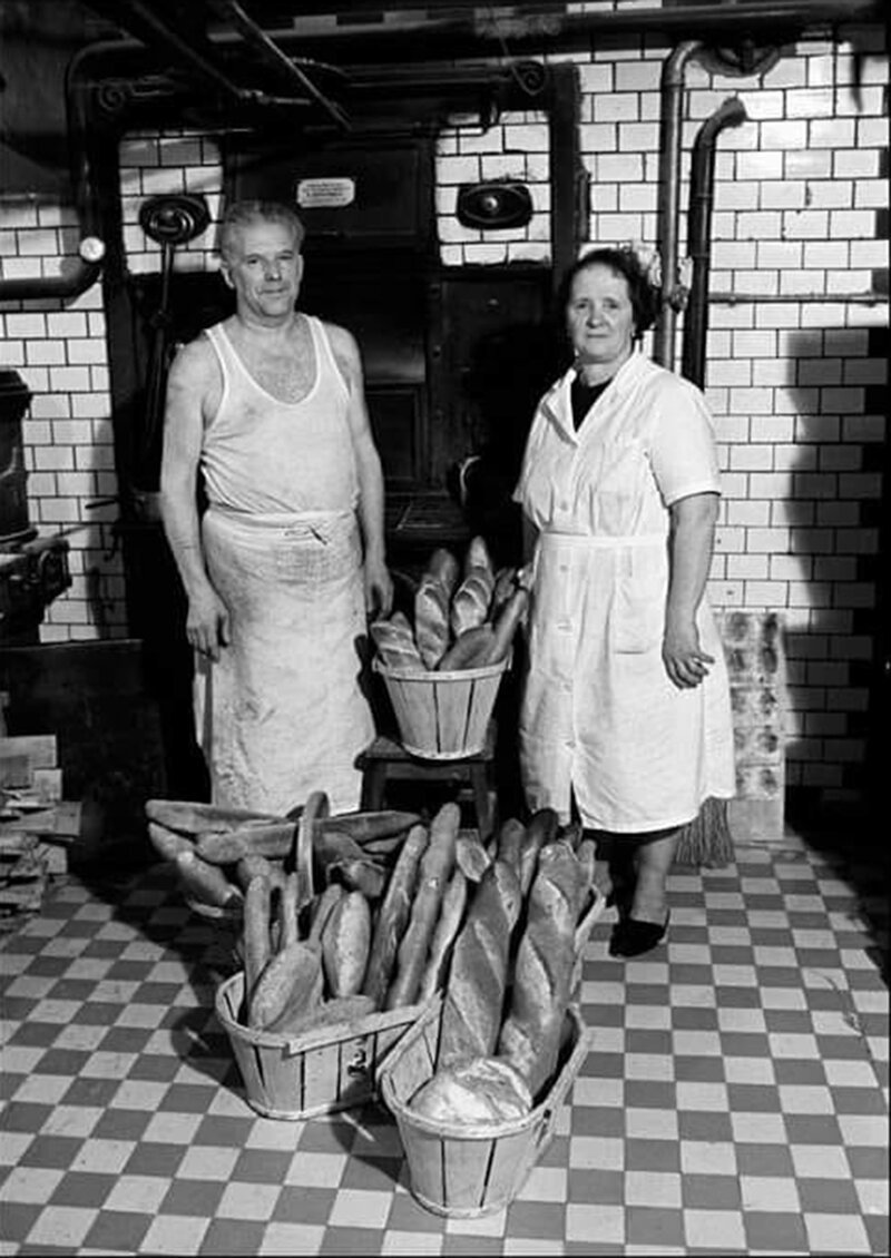 Утренние багеты. Пекари со своими хлебами, Франция, 1968 г.