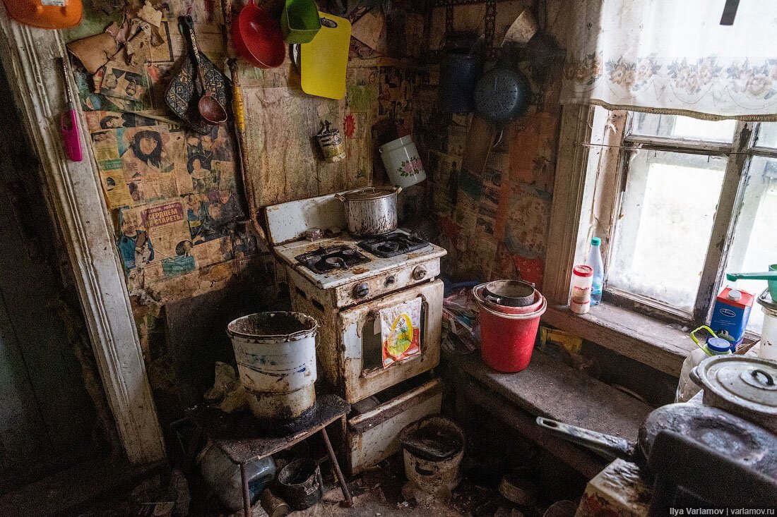 Люди живут все хуже и хуже. Бедные квартиры в России. Убогие квартиры. Бедное жилье. Бедный дом внутри.