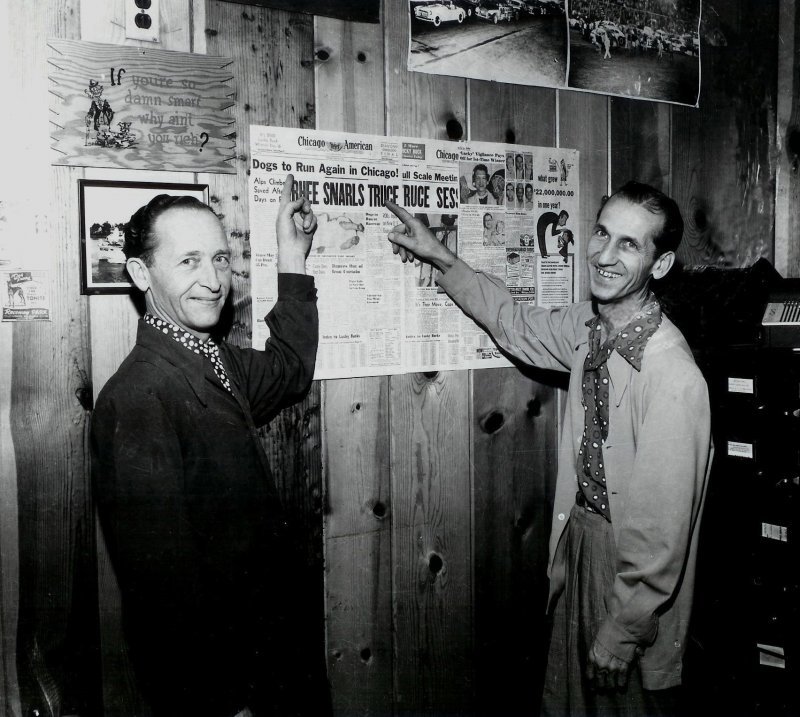 Ник и его брат Пит на фоне газетной статьи, рассказывающей об организованной им гонке борзых, 1953 год