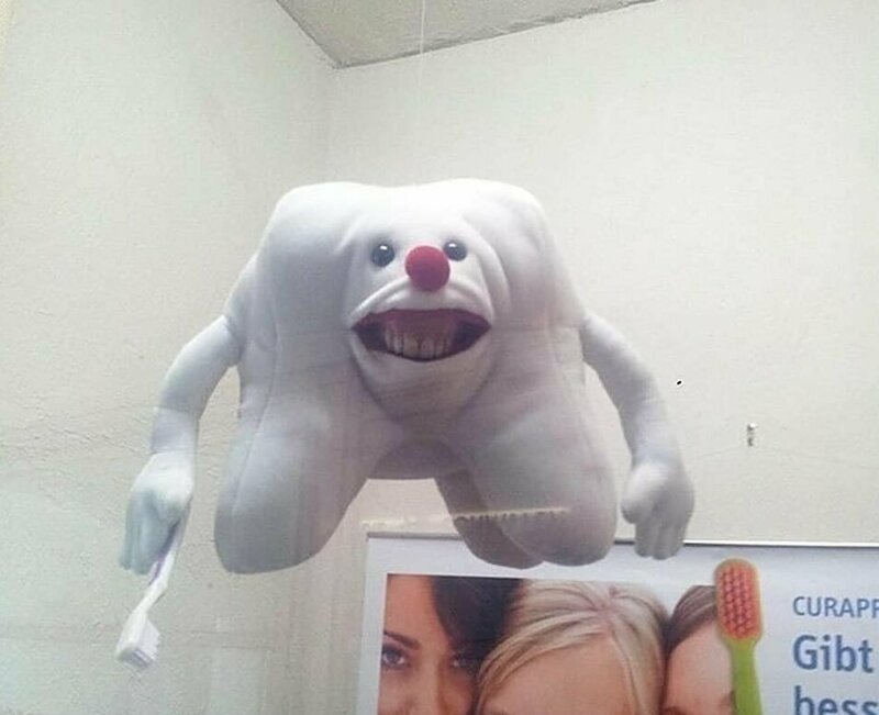 3. В кабинете стоматолога есть игрушка, которая должна помогать успокаивать маленьких пациентов, но она только пугает всех